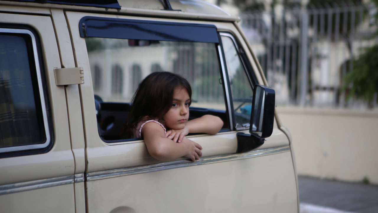 Eu, a Kombi e a Garotinha que Encontrei no Meio do Caminho
