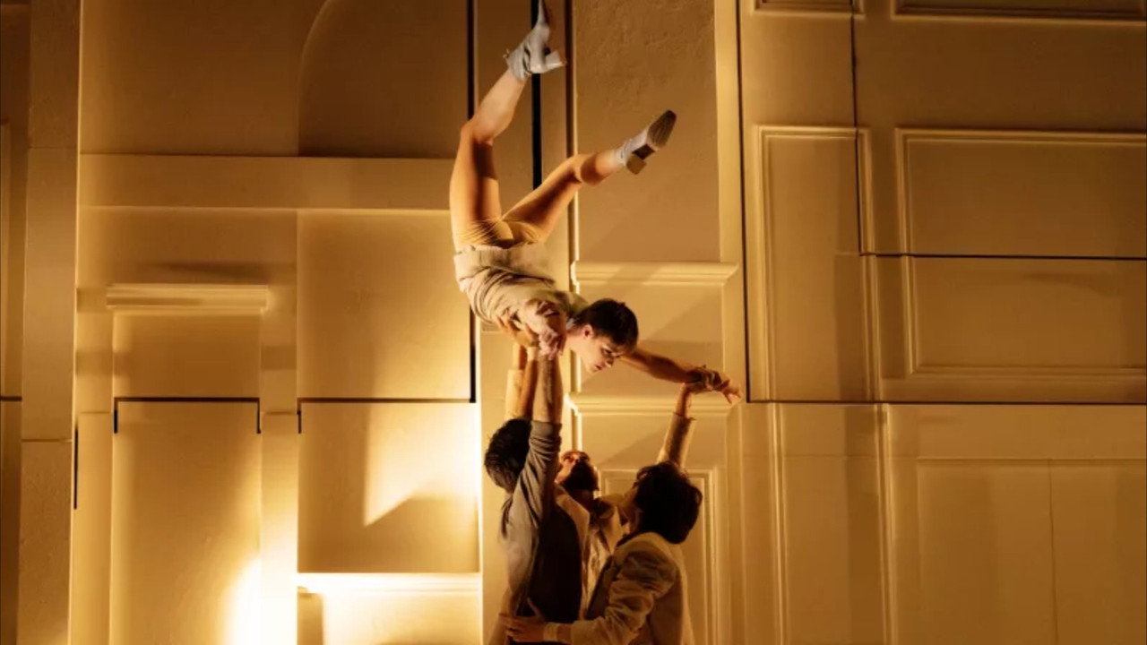 Entre chiens et louves par le Cirque Le Roux au Bon Marché Rive Gauche